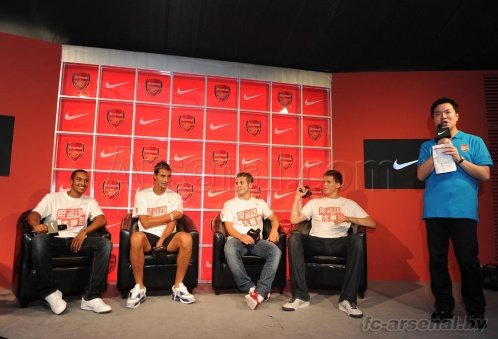 Игроки Арсенала посещают Nike - фото
