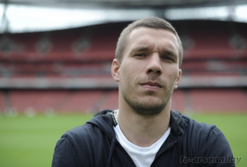 Лукас Подольски подписал контракт с Арсеналом. Фото + Видео