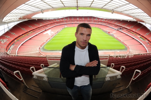 Лукас Подольски подписал контракт с Арсеналом. Фото + Видео