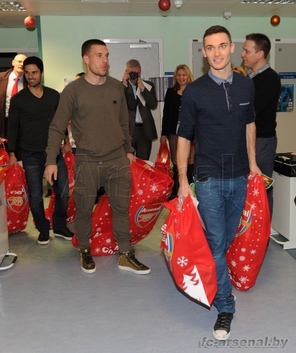 Звёзды "Арсенала" посетили больницу в Уиттингтоне
