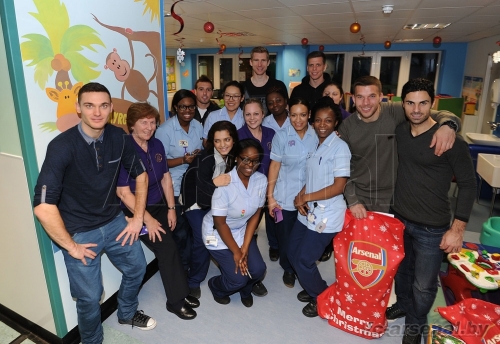 Звёзды "Арсенала" посетили больницу в Уиттингтоне